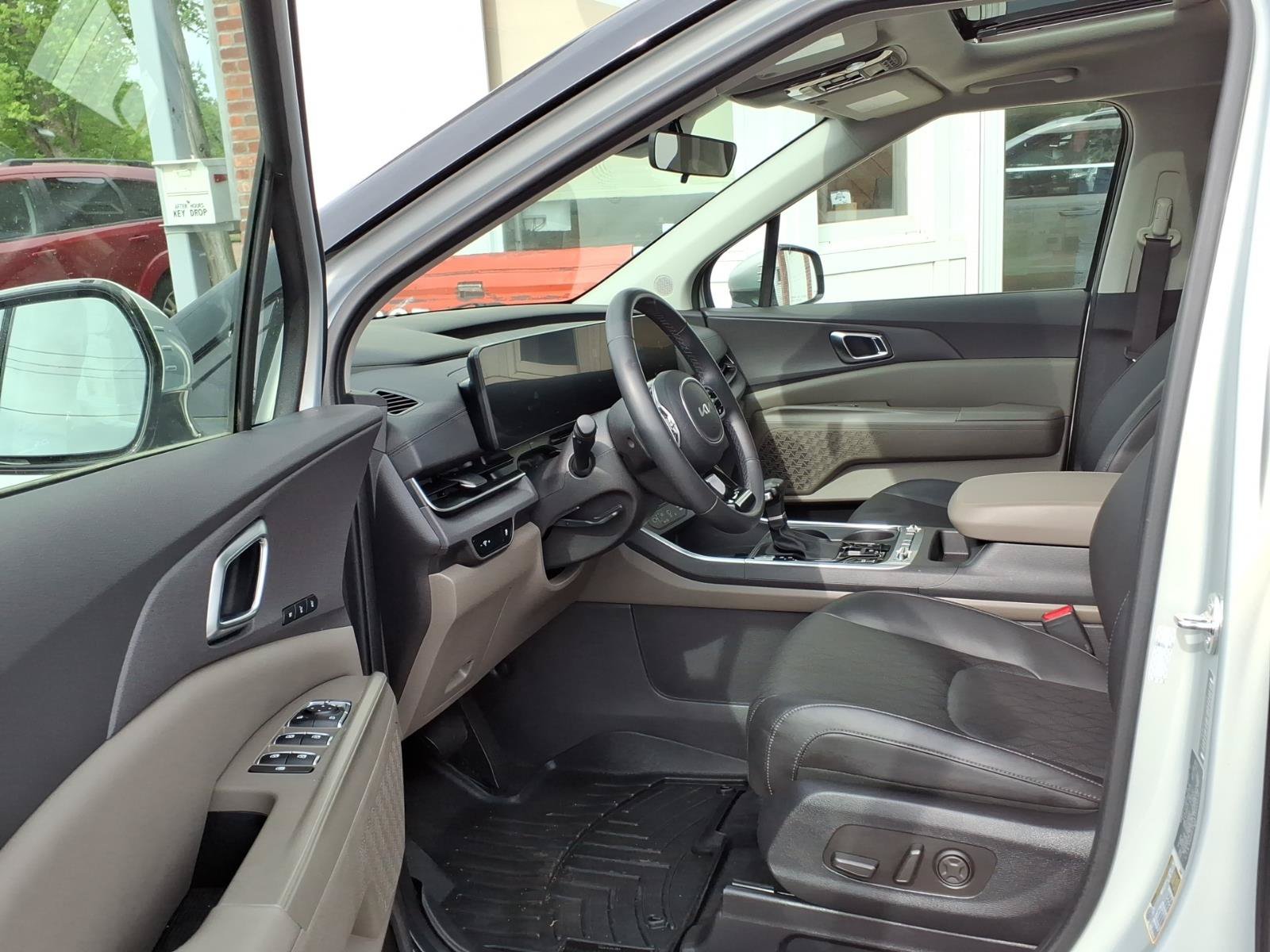 Used 2025 Kia Carnival SX FWD image 9