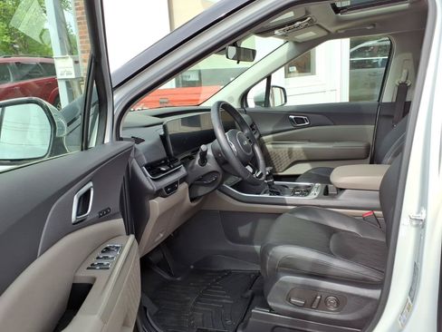 Used 2025 Kia Carnival SX FWD image 9