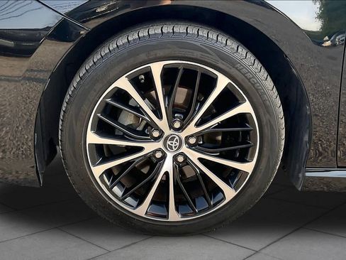 Used 2019 Toyota Camry SE FWD image 11