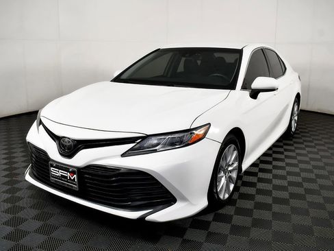 Used 2018 Toyota Camry LE image 3