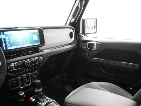 Used 2025 Jeep Wrangler Unlimited Sahara image 18