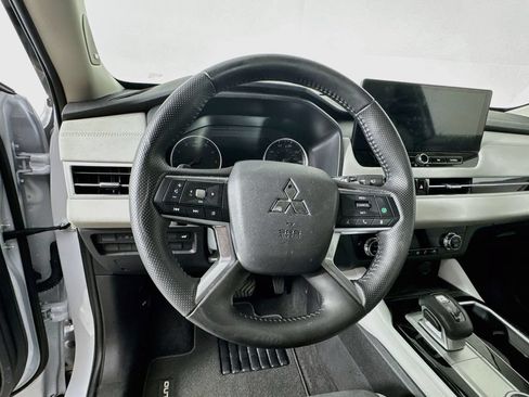 Used 2025 Mitsubishi Outlander SE FWD image 12
