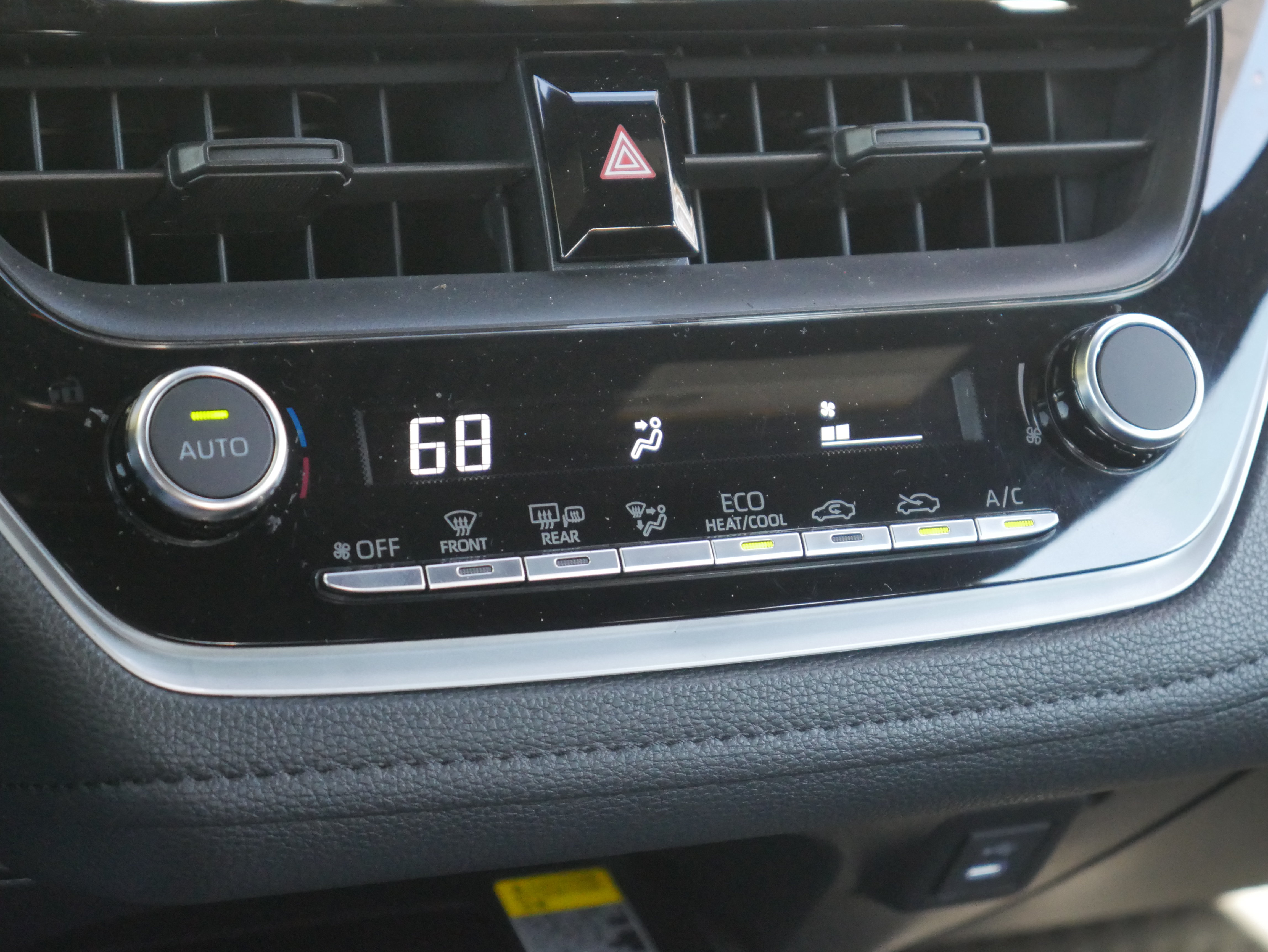 Used 2024 Toyota Corolla SE w/ SE Premium Package FWD image 12