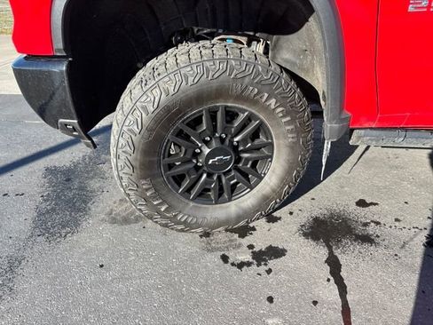 Used 2024 Chevrolet Silverado 2500 ZR2 w/ Technology Package image 27