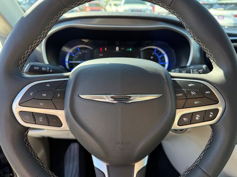 Used 2023 Chrysler Pacifica Touring-L image 36