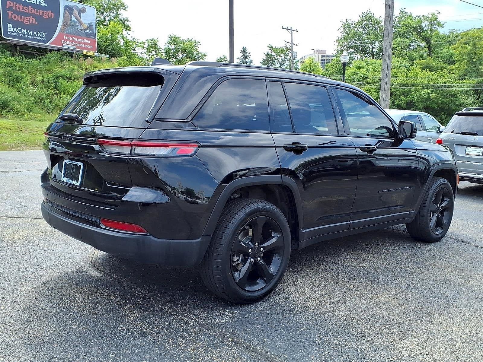 Used 2023 Jeep Grand Cherokee Altitude AWD/4WD image 4