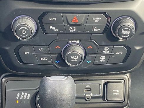 Used 2021 Jeep Renegade Latitude w/ Luxury Group I image 12