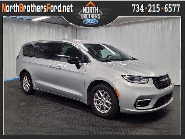 Used 2024 Chrysler Pacifica Touring-L FWD image 1
