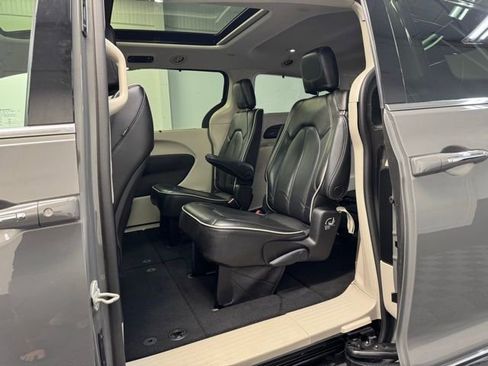Used 2023 Chrysler Pacifica Limited FWD image 28
