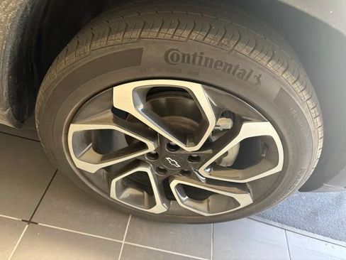 Used 2024 Chevrolet Trax RS w/ Sunroof Package FWD image 6