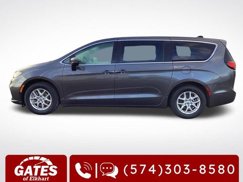Used 2023 Chrysler Pacifica Touring-L image 6