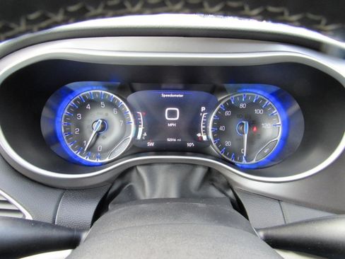 Used 2023 Chrysler Pacifica Touring-L image 20