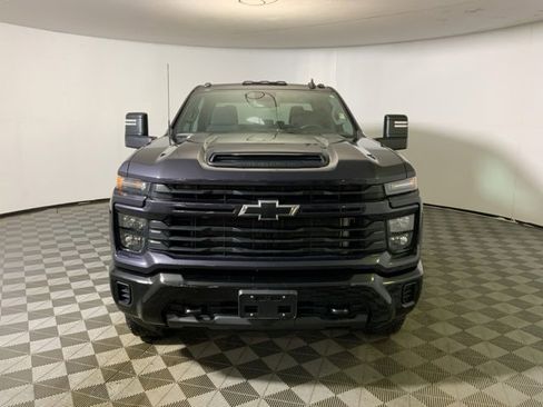 Used 2024 Chevrolet Silverado 2500 Custom w/ Custom Value Package image 3