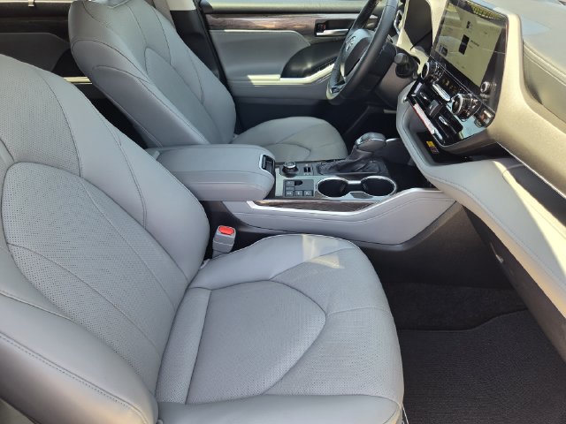 Certified 2026 Toyota Highlander Limited AWD/4WD image 12
