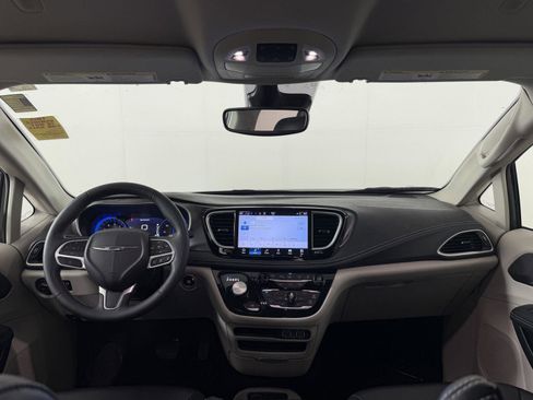 Used 2023 Chrysler Pacifica Touring-L AWD/4WD image 3