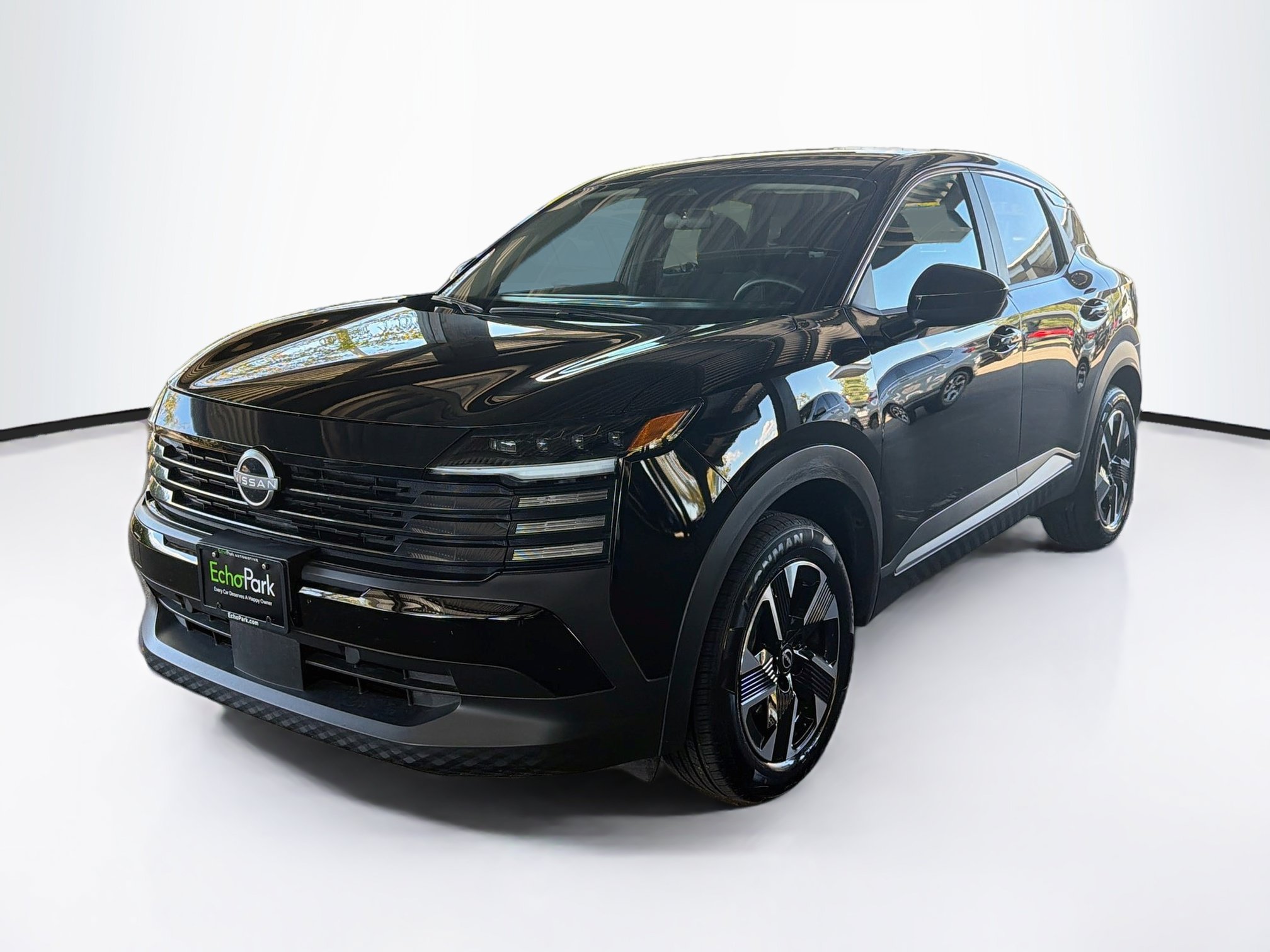 Used 2025 Nissan Kicks SV AWD/4WD image 3