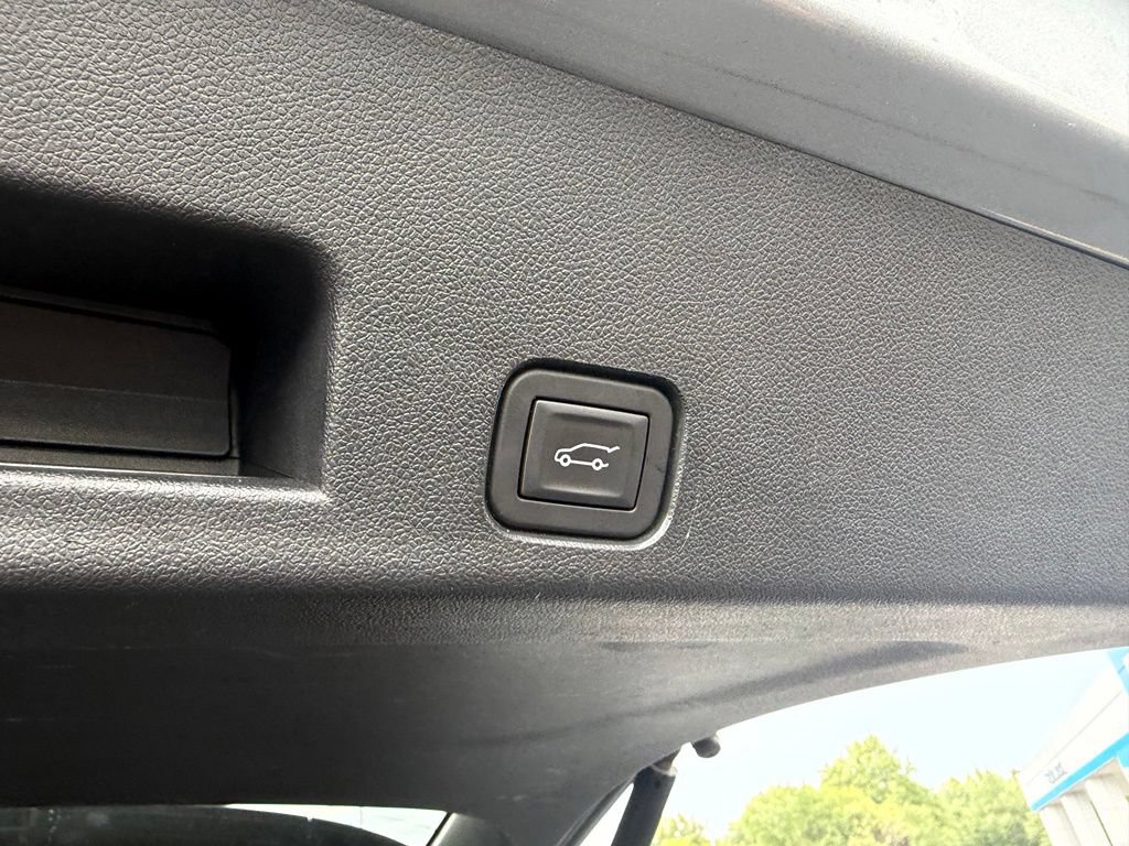 Used 2025 Chevrolet Traverse LT FWD image 14