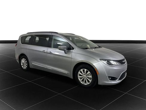Used 2017 Chrysler Pacifica Touring-L image 7