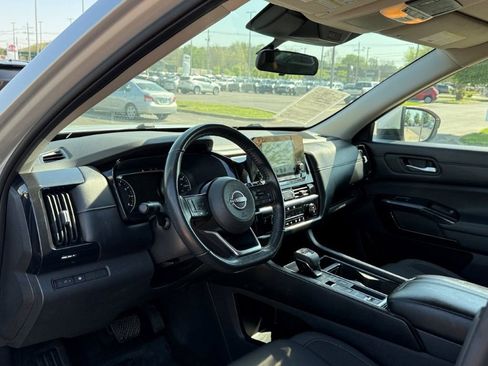Used 2022 Nissan Pathfinder SV FWD image 11