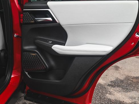 New 2025 Mitsubishi Outlander SE image 11