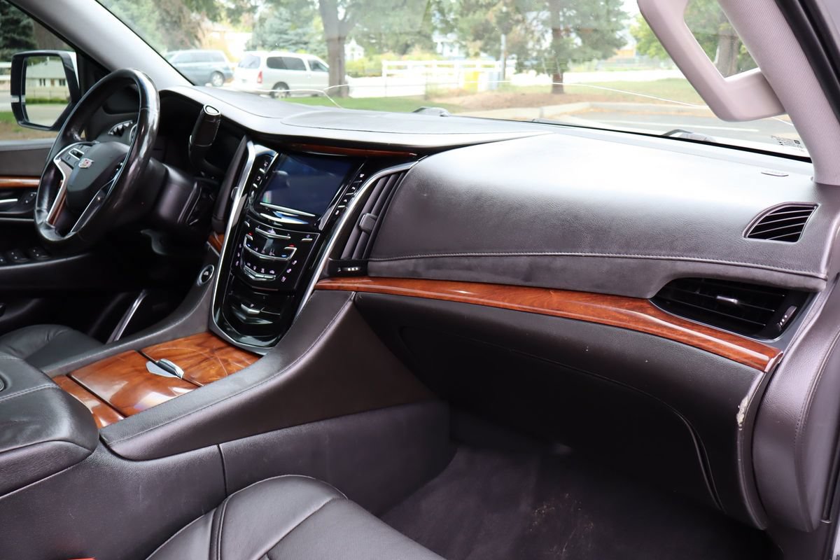 Used 2016 Cadillac Escalade Luxury AWD/4WD image 17