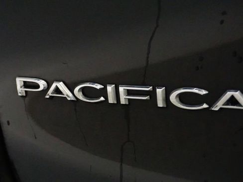 Used 2018 Chrysler Pacifica Touring-L Plus image 12