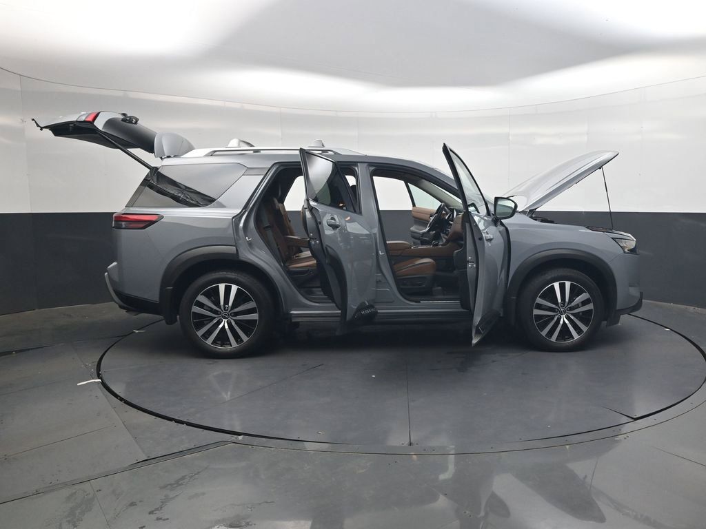 Certified 2025 Nissan Pathfinder Platinum w/ Cargo Package AWD/4WD image 44