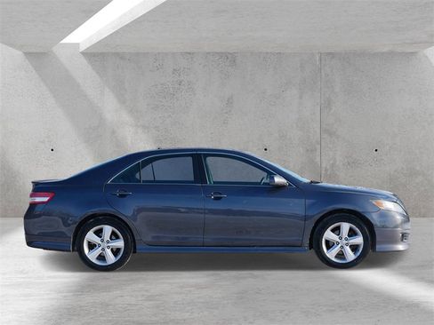 Used 2011 Toyota Camry SE image 2