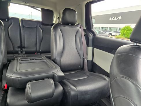 Used 2024 Kia Carnival LX FWD image 14