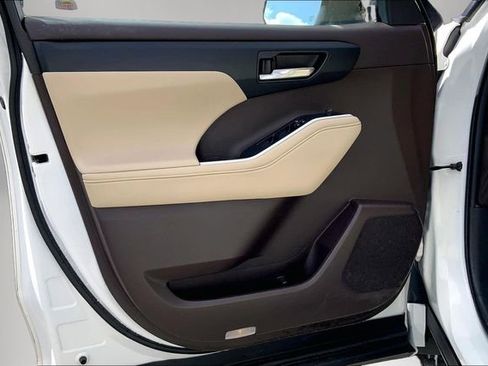 Used 2020 Toyota Highlander XLE image 17