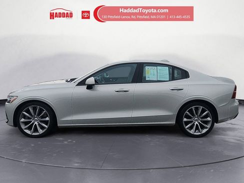 Used 2021 Volvo S60 T6 Momentum image 2