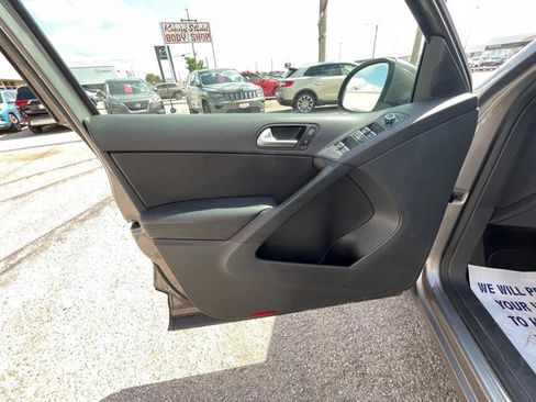 Used 2011 Volkswagen Tiguan S image 15