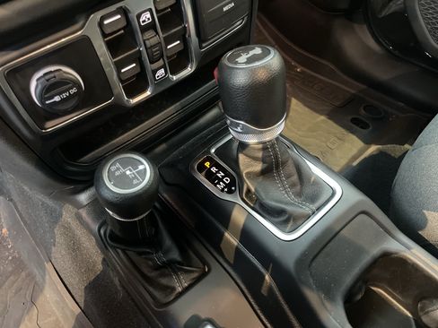 Used 2024 Jeep Wrangler Unlimited Sahara w/ Technology Group AWD/4WD image 29