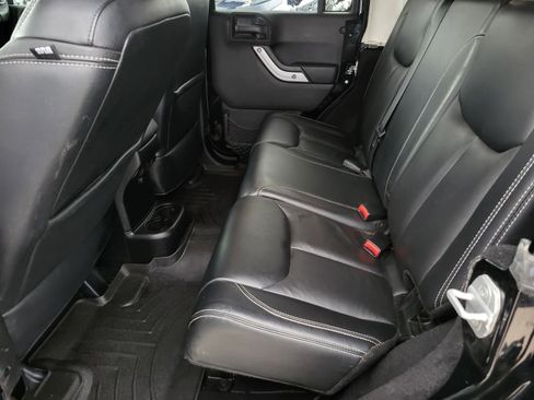 Used 2013 Jeep Wrangler Unlimited Sahara w/ Connectivity Group AWD/4WD image 13