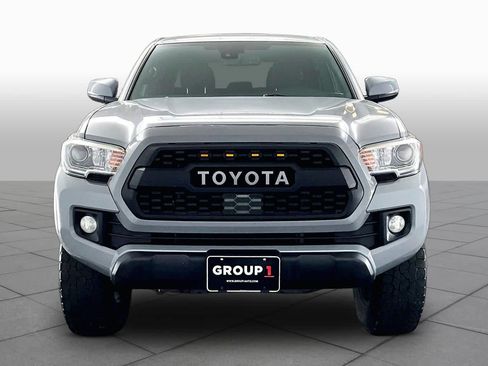 Used 2019 Toyota Tacoma TRD Off-Road AWD/4WD image 4