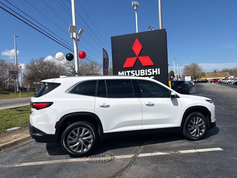 Used 2025 Buick Enclave Preferred AWD/4WD image 4