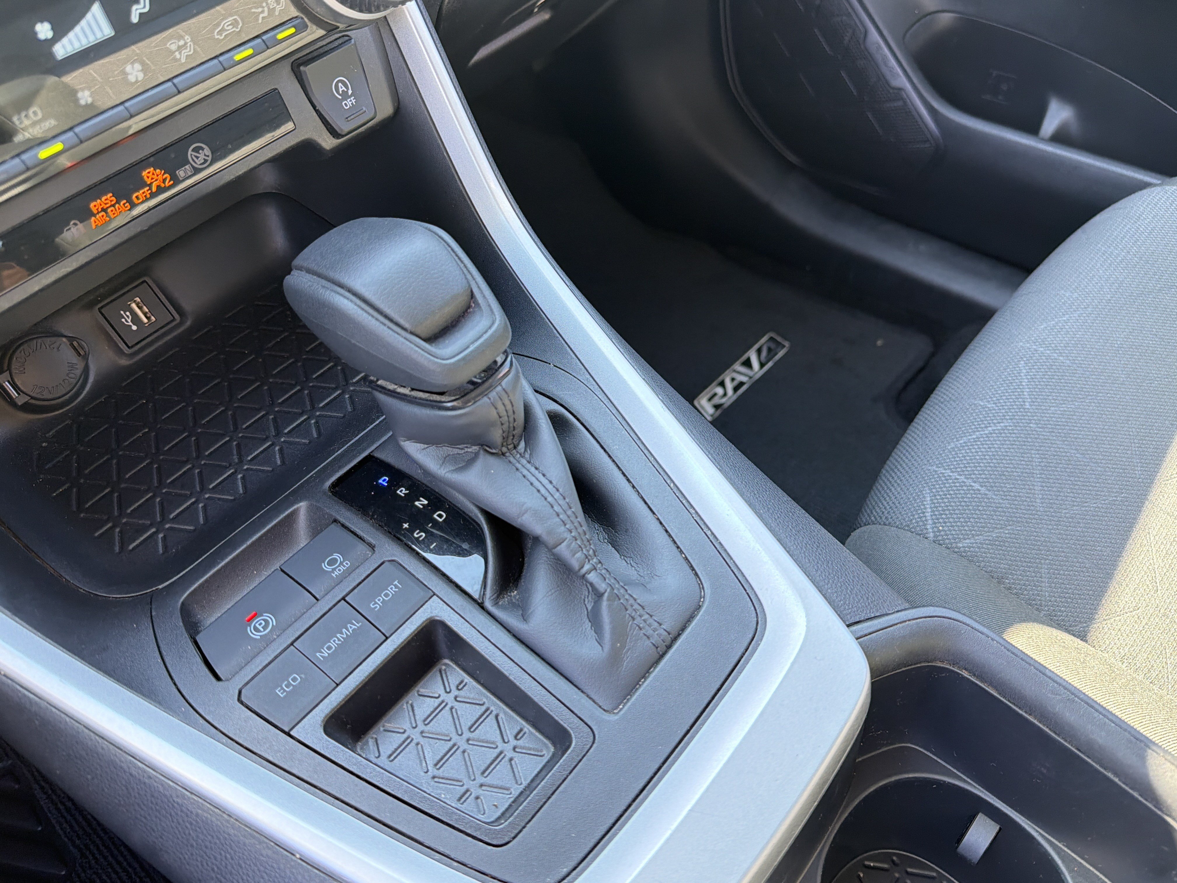 Used 2025 Toyota RAV4 XLE FWD image 27