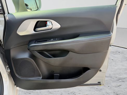 Used 2019 Chrysler Pacifica Limited w/ S Appearance Package FWD image 38