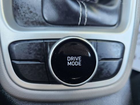 Used 2023 Hyundai Venue SEL image 23