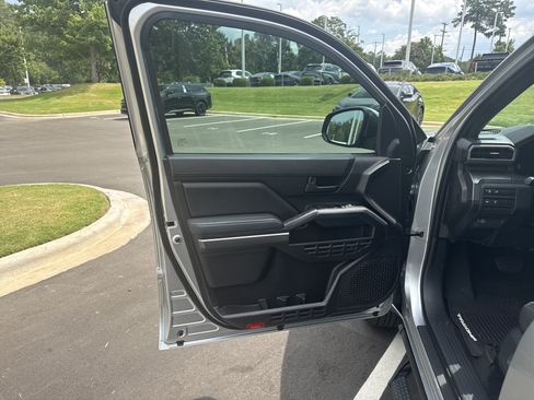 Used 2025 Toyota Tacoma SR5 AWD/4WD image 14