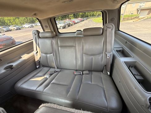 Used 2005 Chevrolet Suburban 2500 LT w/ Preferred Equipment Group AWD/4WD image 11