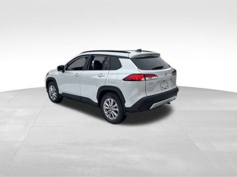 Certified 2025 Toyota Corolla Cross LE image 3