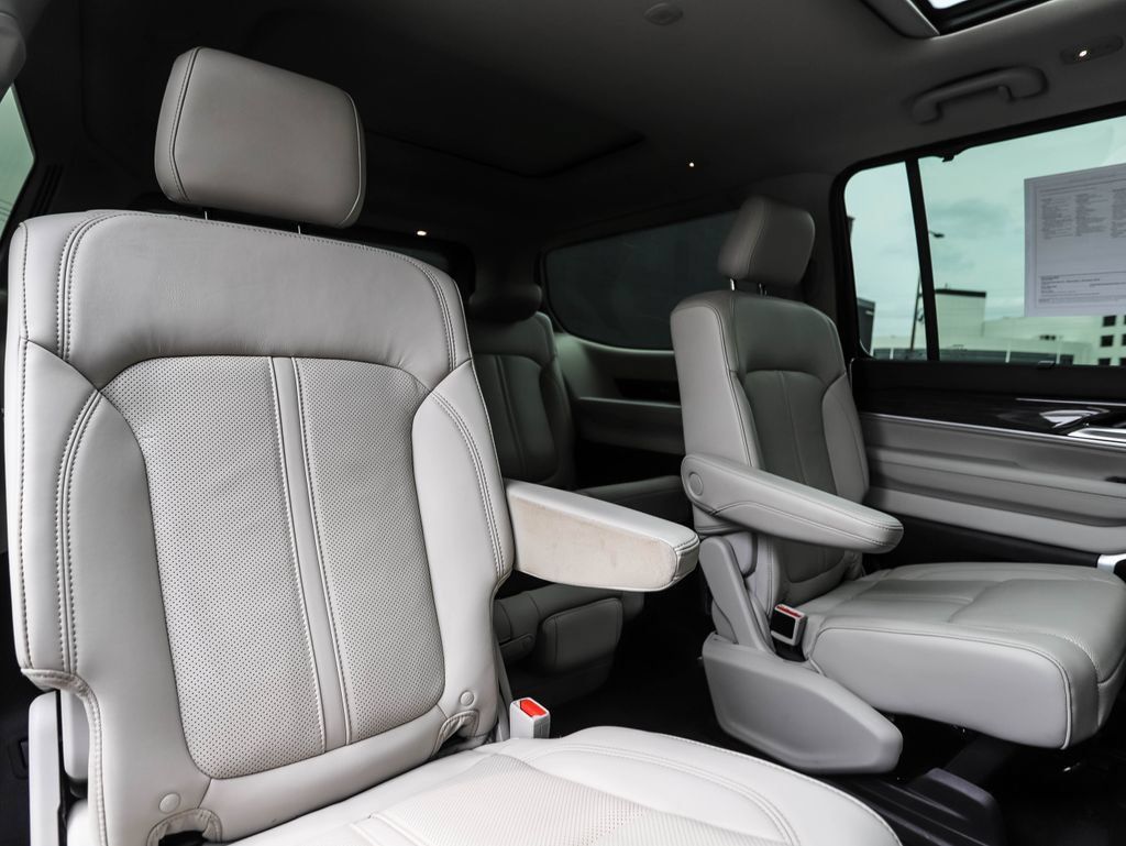Used 2022 Jeep Wagoneer Series III w/ Premium Group I AWD/4WD image 29