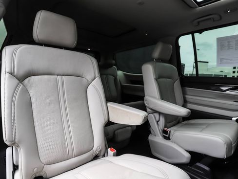 Used 2022 Jeep Wagoneer Series III w/ Premium Group I AWD/4WD image 29