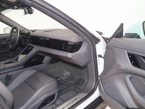Used 2020 Porsche Taycan 4S image 54