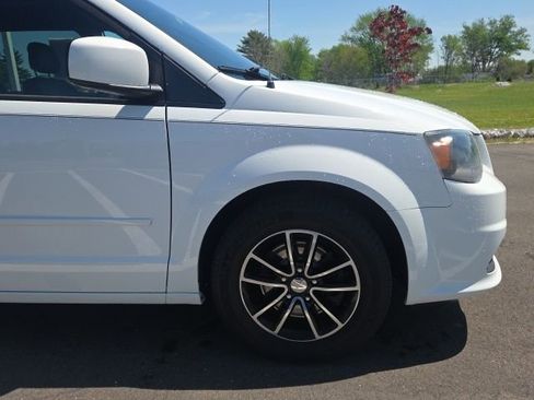 Used 2017 Dodge Grand Caravan SXT w/ Blacktop Package FWD image 4