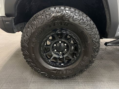 Used 2024 GMC Canyon AT4X w/ AT4X AEV Edition image 9