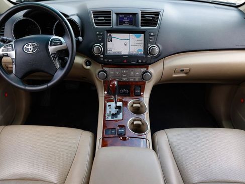 Used 2011 Toyota Highlander Limited w/ Tow Pkg FWD image 2