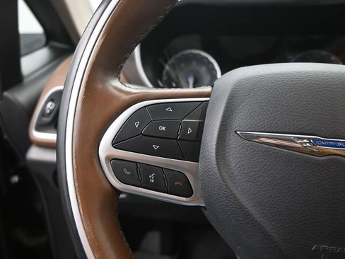 Used 2018 Chrysler Pacifica Limited image 31