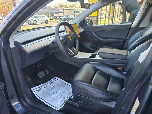 Used 2021 Tesla Model Y Long Range image 9